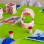 5 moduri de a preveni cariile dentare în timpul purtării gutierelor transparente