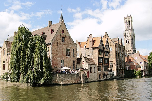 Bruges: orașul medieval al canalelor și al ciocolatei belgiene